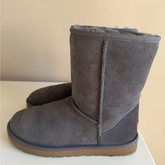 Ugg Classic Short II - Grey size 8 - Picture 3 of 13